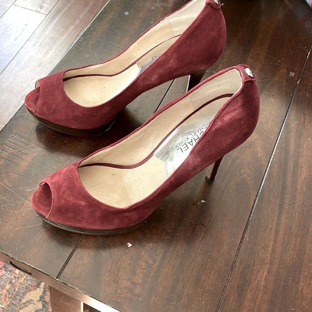 Peep toe pumps